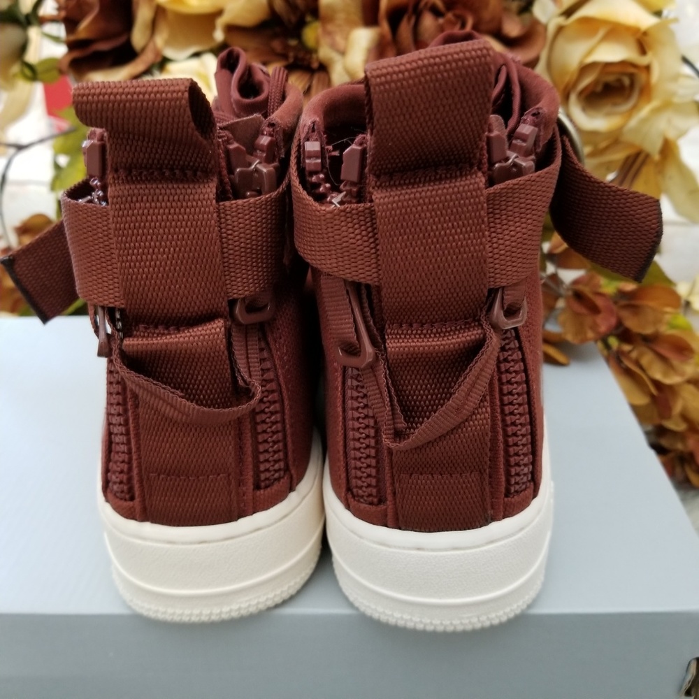 Nike SF Air Force 1 Mid Shoes - Picture 4 of 8